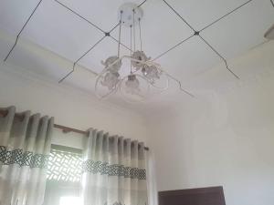 una lámpara de araña colgando del techo de una habitación en Dumi House, en Weligama