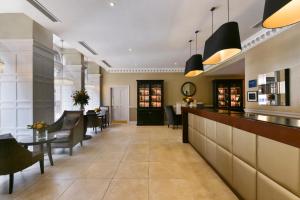 a lobby with a bar and a dining room at Fraser Suites Edinburgh in Edinburgh