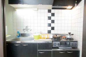 eine kleine Küche mit einer Spüle und einem Herd in der Unterkunft Sannand / Vacation STAY 2188 in Sapporo