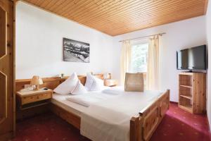 Postel nebo postele na pokoji v ubytování Frieden DAS Alpine Panorama Hotel + 37 fotografií