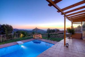Asómatoi的住宿－Villa Despina 2 Plakias Private Villa, Private Swimming Pool Garden, Panoramic Sunset，一座享有日落美景的游泳池