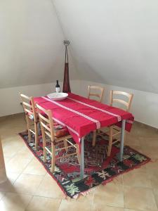 uma sala de jantar com uma mesa vermelha e cadeiras em Helle und ruhige Dachgeschosswohnung em Munique
