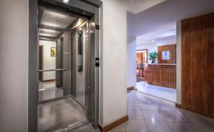 korytarz z drzwiami prowadzącymi do budynku w obiekcie Residencial Clássico w mieście Vila Real