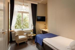 pokój hotelowy z łóżkiem i oknem w obiekcie Pärlan Hotell w Sztokholmie