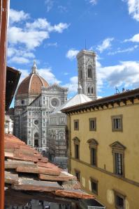 vista su una città con cattedrale e edifici di Corilla Olimpica Palace a Firenze