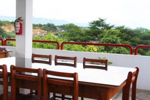 einen Tisch und Stühle auf einem Balkon mit Aussicht in der Unterkunft El Mirador in Tarapoto
