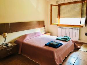 Postel nebo postele na pokoji v ubytování Puerta de Sobrarbe - Torreciudad