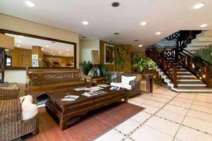 sala de estar con sofá y mesa en Ilhaflat ilhabela -Apartamento Schiavetti, en Ilhabela