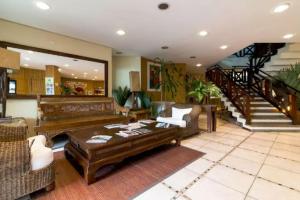 una sala de estar con un sofá y una mesa en Ilhaflat ilhabela -Apartamento Schiavetti, en Ilhabela 81 fotos más