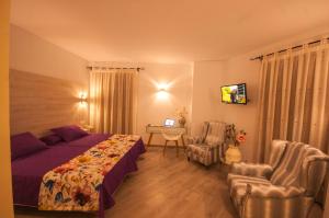 ポソブランコにあるHotel Hc Zoomのベッドルーム1室(ベッド1台、テーブル、椅子付)