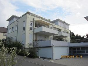 una gran casa blanca con garaje en Mühlgarten, en Immenstaad am Bodensee