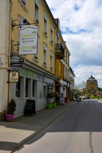 an empty street in a town with buildings at L'Auberg'ine - Maison Glenn Anna in Sainte Anne d'Auray