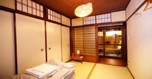 pokój z łóżkiem i oknem w obiekcie 44-49 Bishamoncho - Hotel / Vacation STAY 7919 w mieście Kioto