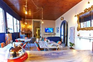A television and/or entertainment centre at Artisti Bed&Dreams