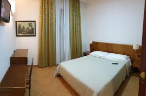 Postel nebo postele na pokoji v ubytování Grand Hotel Pavone + 37 fotografií