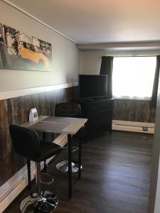TV a/nebo společenská místnost v ubytování 94 Motel & RV Park
