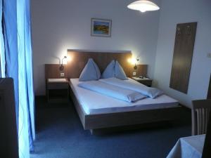 En eller flere senge i et værelse på Haus Evi