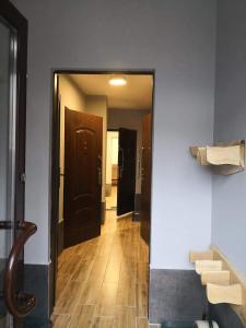 a hallway with a door and a hallway with a mirror at Apartamenty Górskie LĄDEK-ZDRÓJ in Lądek-Zdrój