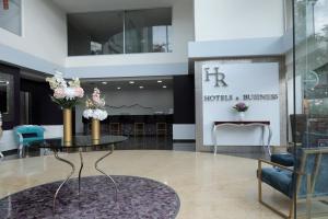 um lobby com uma mesa com flores em Hotel Roseliere Bucaramanga em Bucaramanga