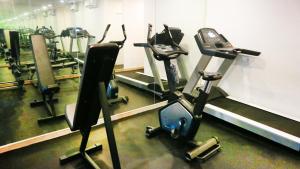Fitness centrum a/nebo fitness zařízení v ubytování Aiyaree Place Hotel SHA PLUS