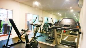Fitness centrum a/nebo fitness zařízení v ubytování Aiyaree Place Hotel SHA PLUS
