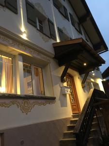 ein Haus mit einer Treppe und einem Balkon in der Unterkunft Alpen-suite in Riezlern