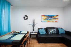マドリードにあるAcogedor Apartamento Lavapiesのリビングルーム(黒いソファ、テーブル付)