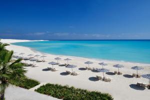 - une vue sur une plage avec des parasols et l'océan dans l'établissement Al Alamein Hotel, à El Alamein