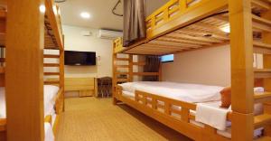 - une chambre avec 2 lits superposés et une télévision dans l'établissement 41-2 Surugamachi - Hotel / Vacation STAY 8338, à Nara
