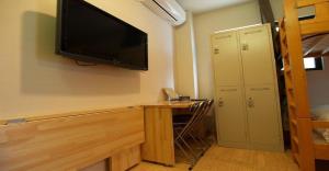 Cette chambre dispose d'un bureau et d'une télévision murale. dans l'établissement 41-2 Surugamachi - Hotel / Vacation STAY 8338, à Nara