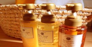 trois bouteilles d'huiles essentielles devant un panier dans l'établissement 41-2 Surugamachi - Hotel / Vacation STAY 8338, à Nara