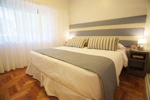 um quarto com uma cama grande e uma janela em Riobamba Street em Buenos Aires