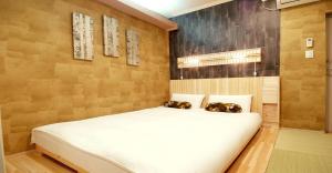 a bedroom with a white bed in a room at 41-2 Surugamachi - Hotel / Vacation STAY 8334 in Nara