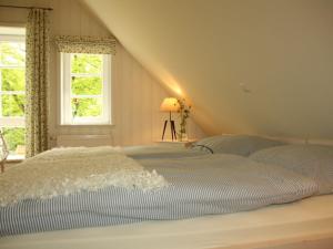 a bedroom with a bed and a window at Ferienwohnung Gänhauk 16 in Löningen