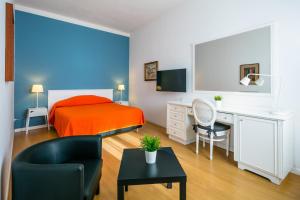 ナポリにあるCulture Residence Consalvo Ottoのベッドルーム1室(ベッド1台、デスク、椅子付)
