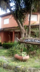 un letrero de la calle frente a una casa en Depto 4 en San Clemente del Tuyú