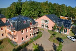eine Luftansicht eines Hauses mit Sonnenkollektoren in der Unterkunft DAS HUDEWALD Hotel & Resort in Ückeritz