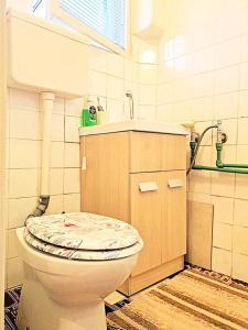 y baño con aseo y lavamanos. en Sarajevo Rooms, en Sarajevo