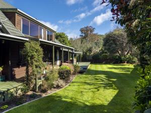 a house with a yard with green grass at mulberry house in Picton