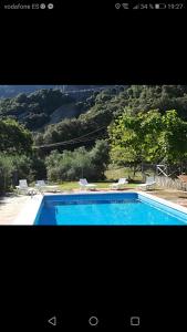 Výhľad na bazén v ubytovaní Cabañas rurales la vega alebo v jeho blízkosti