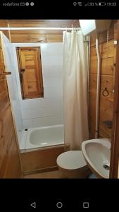 ein Badezimmer mit einer Badewanne, einem WC und einem Waschbecken in der Unterkunft Cabañas rurales la vega in Burunchel