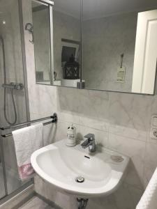 リューデンシャイトにあるStilvolles Appartementのバスルーム(白い洗面台、鏡付)
