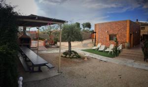 patio trasero con parque infantil con tobogán y edificio en Los Zafranales, en Codo