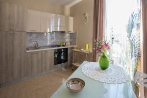 Kuchyň nebo kuchyňský kout v ubytování C'ERA UNA VOLTA - casa vacanza Etna-Sicilia-mare + 35 fotografií