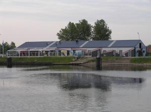 Výhled na řeku, která protéká v blízkosti hostelu