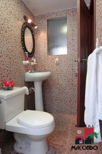 A bathroom at Casa Macondo Bed & Breakfast