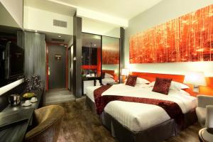 um quarto de hotel com duas camas e uma televisão em Vivatel Kuala Lumpur em Kuala Lumpur