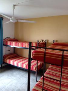 Katil dua tingkat atau katil-katil dua tingkat dalam bilik di Casa Fleming