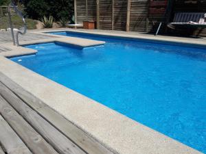 Bazén v ubytování Hostal Arce Marrón nebo v jeho okolí