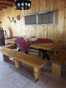 einem Picknicktisch mit zwei Bänken und einer Decke darauf in der Unterkunft Hostal Arce Marrón in Limache